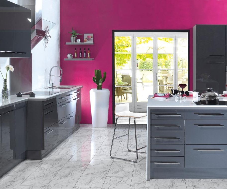 Cocina moderna de paredes rosas