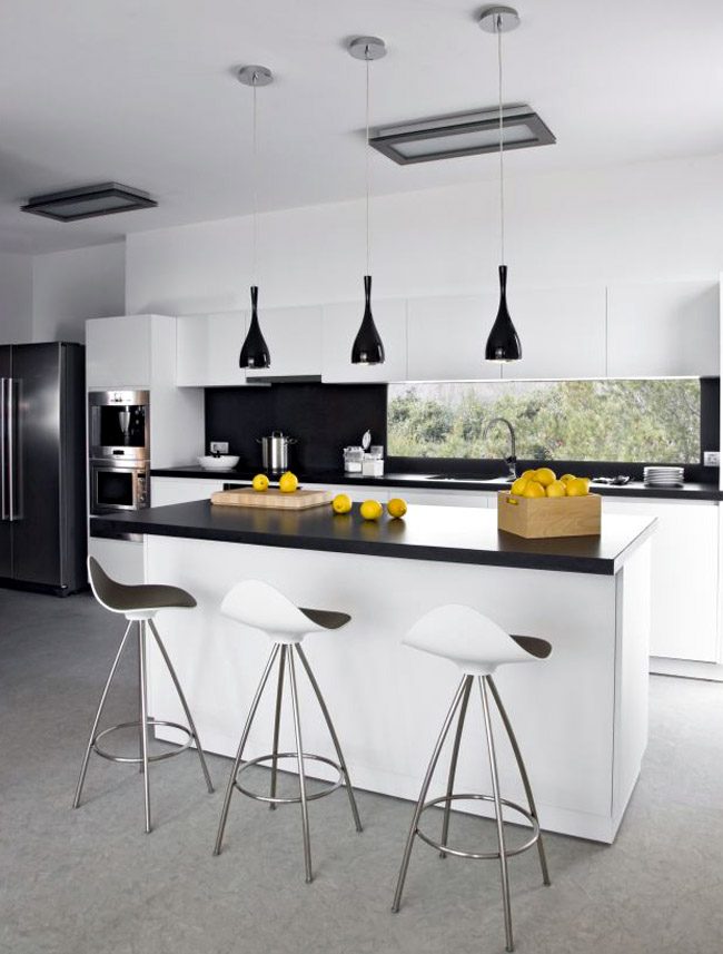 Isla de cocina en blanco y negro