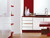 Cocina moderna en rojo y blanco