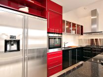 Cocina roja y negra moderna